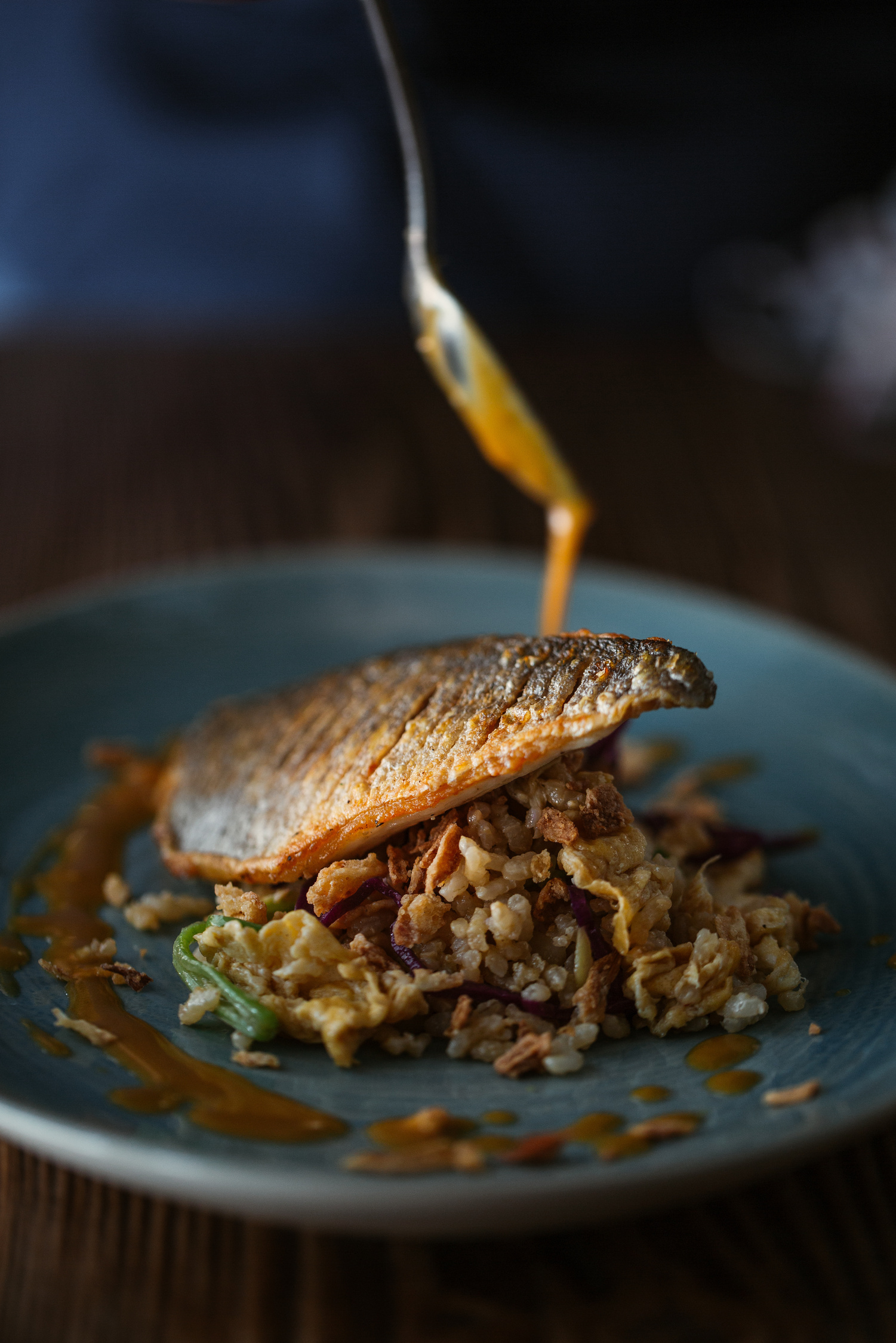 Detalle del emplatado y acabado de un plato de pescado del portfolio de Francisco