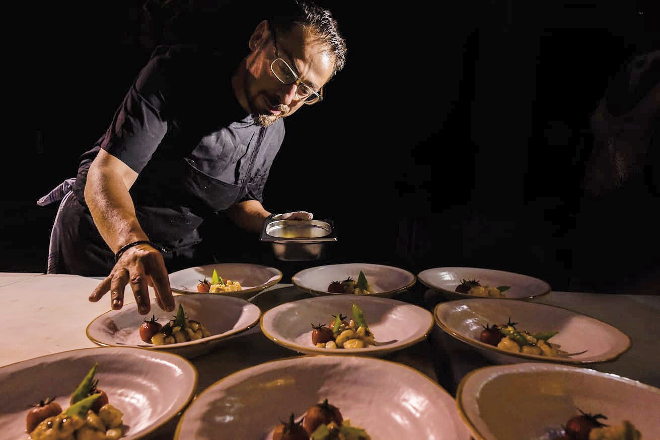 Francisco Moreno preparando y emplatando pescado durante un servicio privado