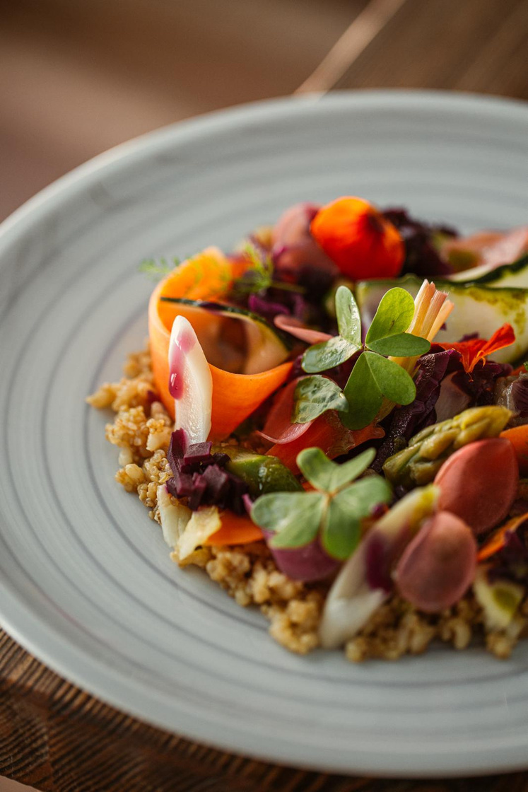 Plato de Giada con verduras, flores y contrastes de color