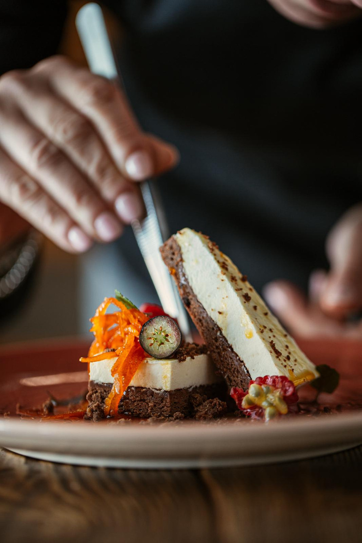 Manos terminando una creación gastronómica del portfolio de Giada